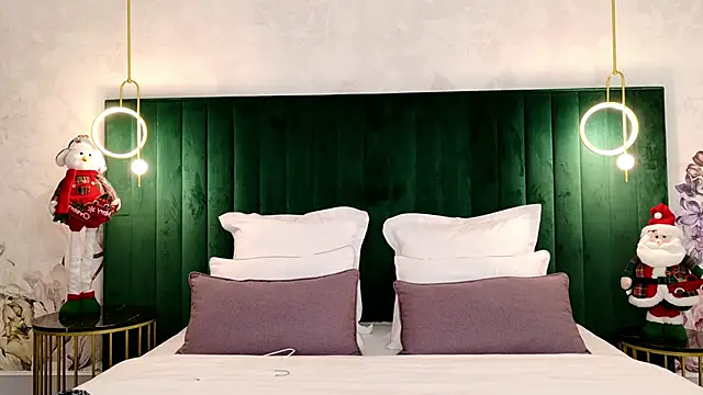 ClaireMathis online show from December 5, 2:47 pm