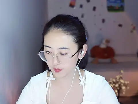 Snapshot of Queena_ chatting on December 15, 7:45 am Queena online show from December 15, 7:45 am