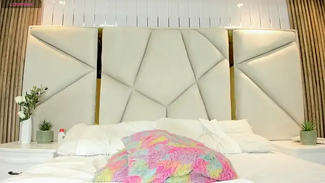 rebeca brown  online show from April 18, 7:07 pm