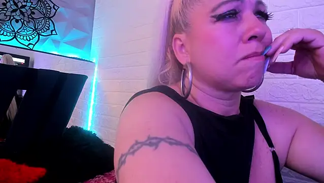 pamela velazco online show from December 3, 9:02 pm