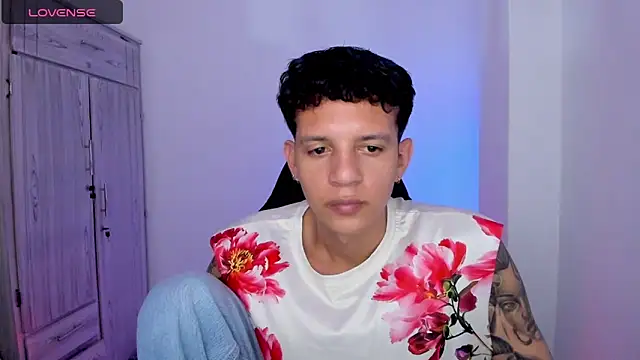 Snapshot of tylernova chatting on June 6, 3:33 am tylernova online show from June 6, 3:33 am