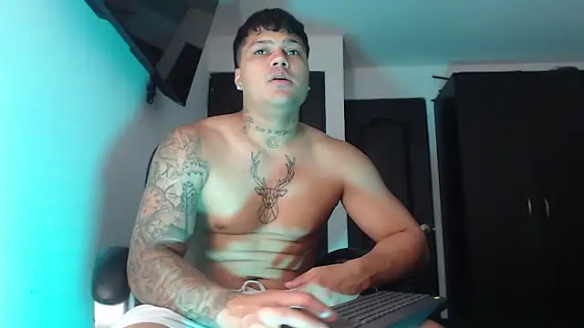 Snapshot of Boyhot_00 chatting on October 10, 8:19 pm Boyhot 00 online show from October 10, 8:19 pm