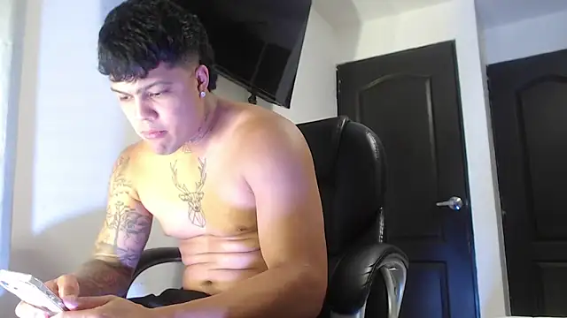 Snapshot of Boyhot_00 chatting on October 24, 11:56 pm Boyhot 00 online show from October 24, 11:56 pm