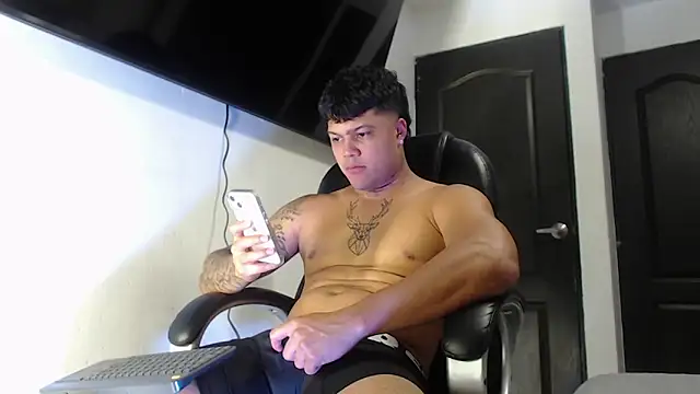 Snapshot of Boyhot_00 chatting on October 29, 12:46 am Boyhot 00 online show from October 29, 12:46 am