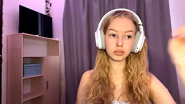 LunaCrave online show from October 16, 11:11 am