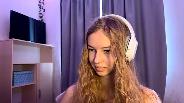 LunaCrave online show from October 17, 9:23 am