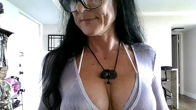 Snapshot of carothepro chatting on October 31, 4:52 pm carothepro online show from October 31, 4:52 pm