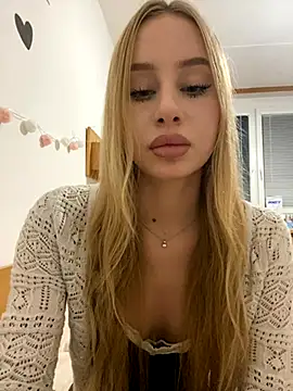 Snapshot of RemyStyles chatting on November 28, 9:39 pm RemyStyles online show from November 28, 9:39 pm