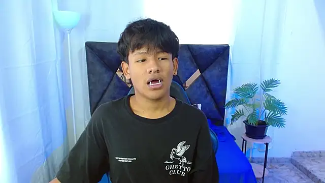 Snapshot of Felixcum18 chatting on October 15, 7:47 pm Felixcum18 online show from October 15, 7:47 pm