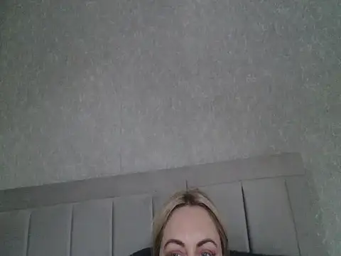 Snapshot of kikicupcake chatting on October 14, 10:49 am kikicupcake online show from October 14, 10:49 am