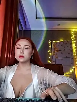 Snapshot of LolaMint_ chatting on December 3, 1:09 pm LolaMint online show from December 3, 1:09 pm