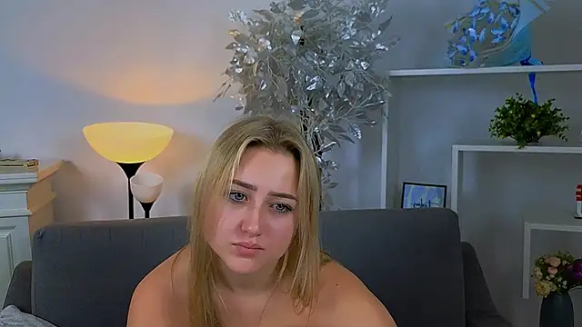 Snapshot of Lulu___Moon chatting on October 28, 8:18 am Lulu Moon online show from October 28, 8:18 am