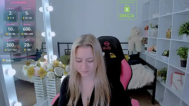 Snapshot of Lulu___Moon chatting on October 29, 6:59 am Lulu Moon online show from October 29, 6:59 am