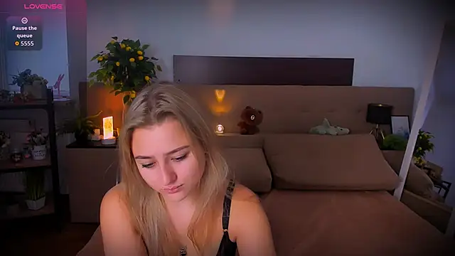 Snapshot of Lulu___Moon chatting on November 7, 6:57 am Lulu Moon online show from November 7, 6:57 am