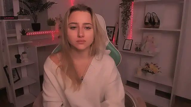 Snapshot of Lulu___Moon chatting on November 27, 6:37 am Lulu Moon online show from November 27, 6:37 am