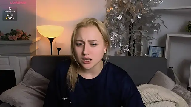 Snapshot of Lulu___Moon chatting on December 17, 9:54 pm Lulu Moon online show from December 17, 9:54 pm