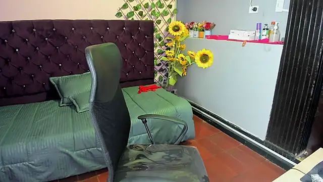 Snapshot of Yaluz_Naugthy chatting on February 1, 1:42 pm Yaluz Naugthy online show from February 1, 1:42 pm