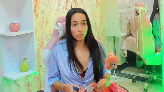 Snapshot of GabbiePrice chatting on October 17, 3:25 pm GabbiePrice online show from October 17, 3:25 pm