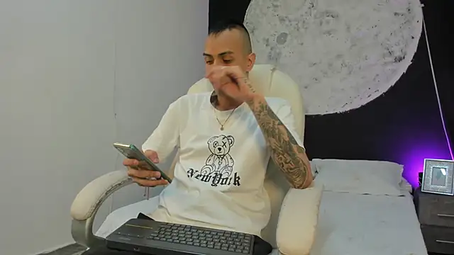 DerryAndIzzy online show from October 12, 4:11 am