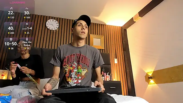 DerryAndIzzy online show from October 19, 4:02 am