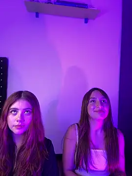 Snapshot of Leah_moon1 chatting on December 18, 4:18 am Leah moon1 online show from December 18, 4:18 am