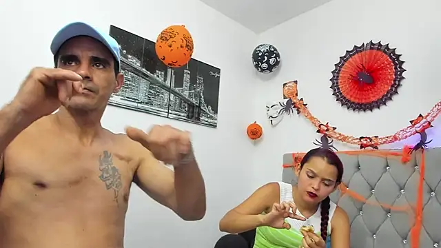 Snapshot of Sofi_And_Santy chatting on November 2, 1:19 am Sofi And Santy online show from November 2, 1:19 am