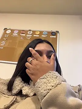 AlyssaRay online show from April 4, 11:40 am