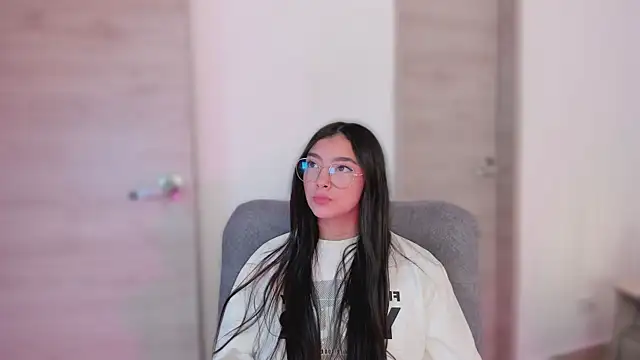 Snapshot of MirandaJohnson_ chatting on October 17, 12:52 pm MirandaJohnson online show from October 17, 12:52 pm