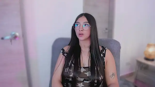 Snapshot of MirandaJohnson_ chatting on October 22, 1:22 pm MirandaJohnson online show from October 22, 1:22 pm