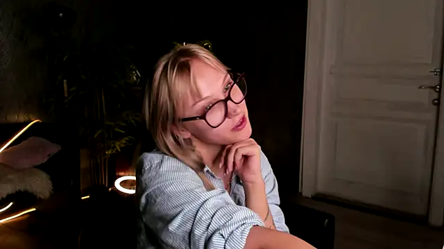 AnnieGitis online show from October 13, 8:20 pm