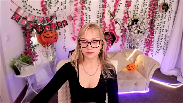 AnnieGitis online show from October 15, 8:20 pm