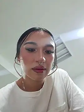 Snapshot of Candy_leilaa3 chatting on November 5, 12:43 am Candy leilaa3 online show from November 5, 12:43 am