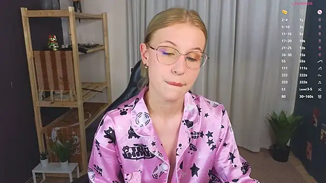 Snapshot of lovedrope chatting on October 15, 5:13 pm lovedrope online show from October 15, 5:13 pm