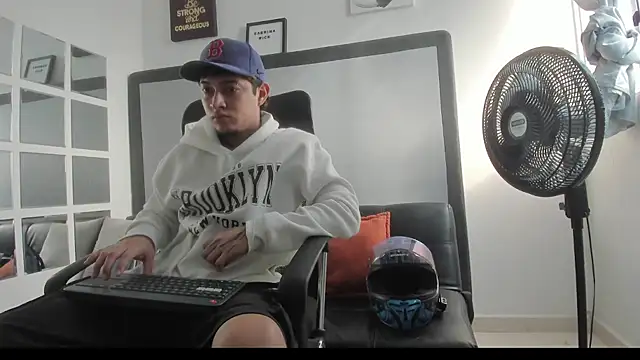 Snapshot of Sky_Wild chatting on November 2, 8:33 pm Sky Wild online show from November 2, 8:33 pm