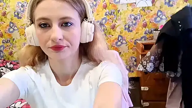 Snapshot of AmeliLia chatting on October 18, 7:53 am AmeliLia online show from October 18, 7:53 am