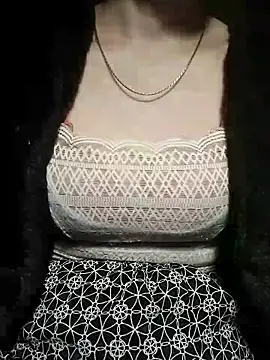 YiyinLy online show from December 17, 8:26 pm