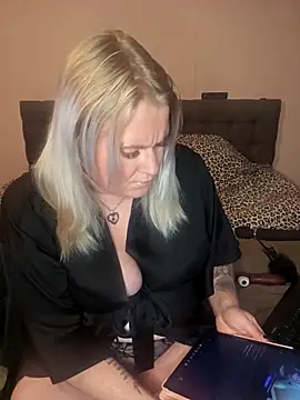 SweetPrincess93 online show from November 17, 3:40 pm