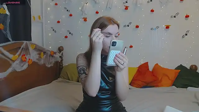 Snapshot of MeganNewCat chatting on October 28, 9:35 am MeganNewCat online show from October 28, 9:35 am