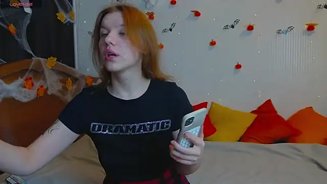 Snapshot of MeganNewCat chatting on October 29, 10:06 am MeganNewCat online show from October 29, 10:06 am