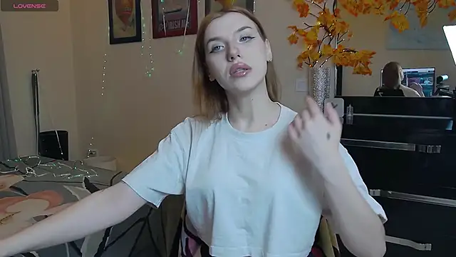 Snapshot of MeganNewCat chatting on December 14, 8:24 pm MeganNewCat online show from December 14, 8:24 pm