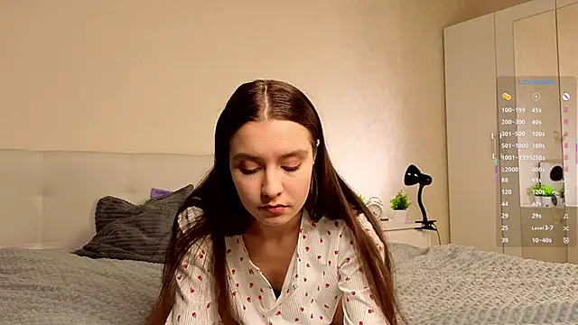 Snapshot of La_L_U_N_E chatting on October 29, 4:31 pm La L U N E online show from October 29, 4:31 pm