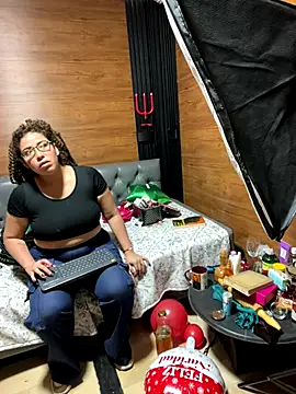 Yvonny27 online show from December 19, 1:12 am