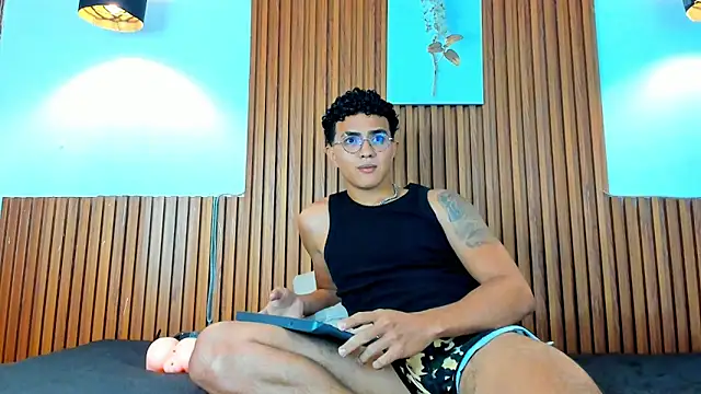 Snapshot of Noah_big chatting on October 14, 11:27 pm Noah big online show from October 14, 11:27 pm