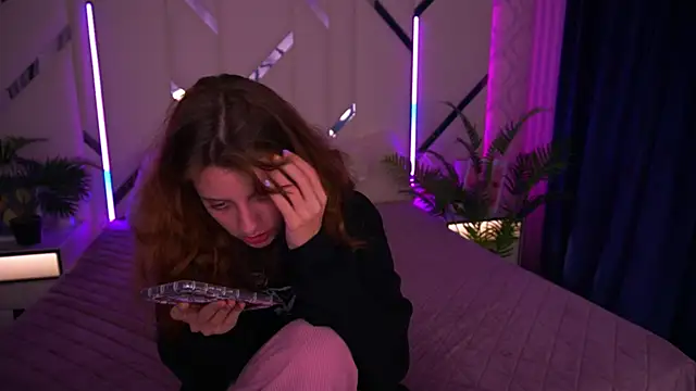 Snapshot of CuteeFoxy chatting on December 5, 2:47 pm CuteeFoxy online show from December 5, 2:47 pm