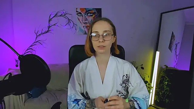 Snapshot of evalora_vei chatting on October 18, 12:17 pm evalora vei online show from October 18, 12:17 pm