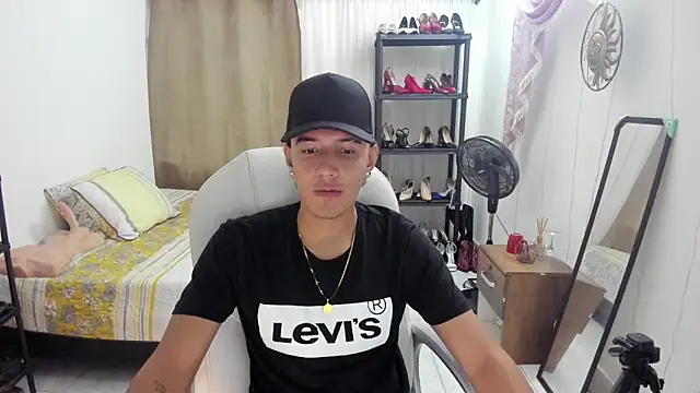 Hayden Boy  online show from November 3, 10:10 pm