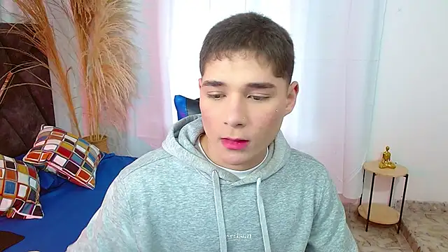 Snapshot of Mattass18 chatting on December 2, 1:28 pm Mattass18 online show from December 2, 1:28 pm