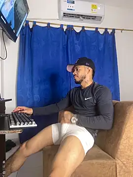 Snapshot of Kylian_Alessandro chatting on November 18, 12:16 am Kylian Alessandro online show from November 18, 12:16 am