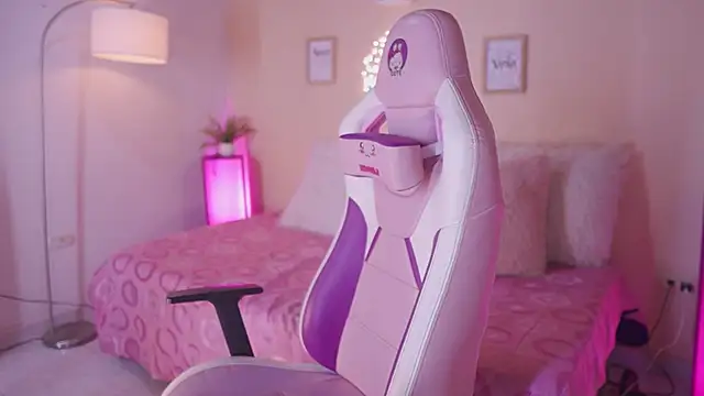 Snapshot of Meggie_ chatting on November 24, 11:15 pm Meggie online show from November 24, 11:15 pm