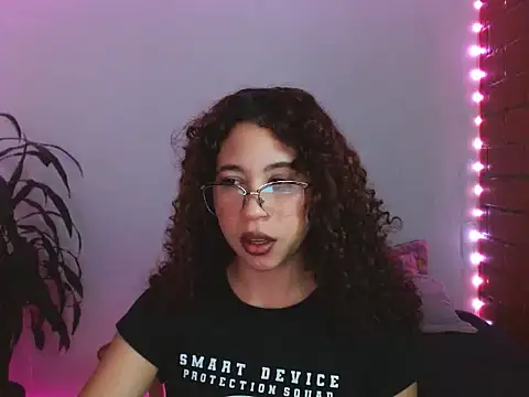 Snapshot of Medussa3033 chatting on November 6, 2:45 am Medussa3033 online show from November 6, 2:45 am